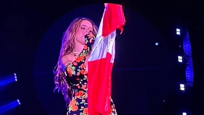 Impresionante: Camila Cabello se luce en concierto de Coldplay y alza la bandera peruana | FOTO