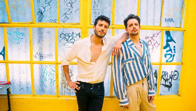 Sebastian Yatra y Lasso presentan el videoclip de la nueva versión de “Ojos Marrones” | VIDEO