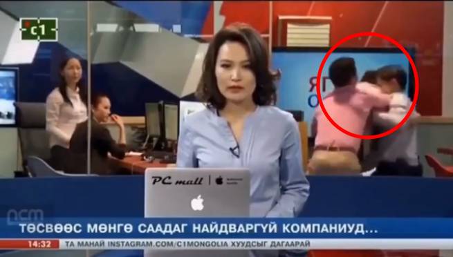¡No hay respeto! Periodistas se agarran a golpes en vivo, mientras conductora lee las noticias | VIDEO