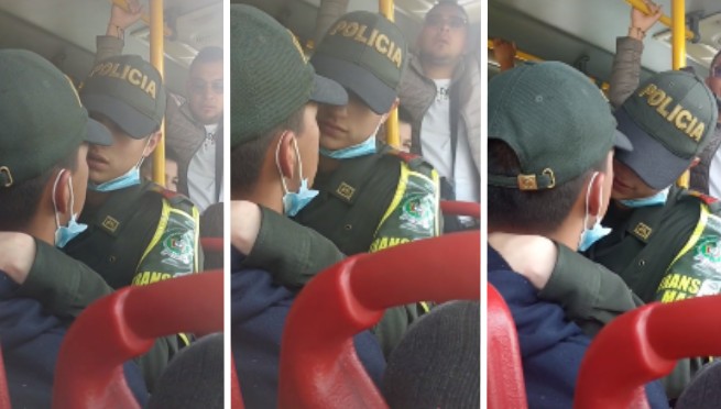 Policias son captados en extraña escena en pleno bus y son troleados en redes sociales: 
