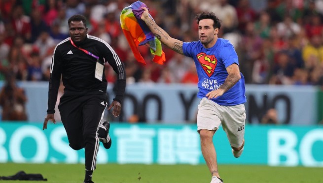 Qatar 2022: Manifestante invade la cancha para ondear la bandera LGBT durante el mundial | VIDEO