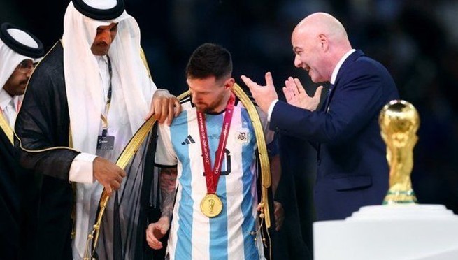 ¿Por qué Messi utilizó una túnica negra cuando levantó la Copa del Mundo? | FOTO