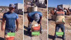 Albañil es sensación por levantar una bolsa de cemento con sus dientes | VIDEO