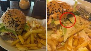 Joven pide una hamburguesa en conocido restaurante, pero se encuentra tremenda lombriz | VIDEO