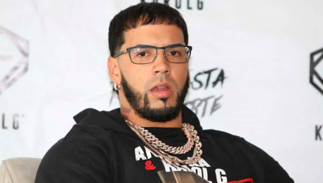 Ex de Anuel AA causa polémica por ponerle pestañas postizas al hijo del cantante | VIDEO