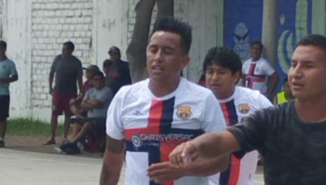 Christian Cueva es sorprendido jugando 'pichanga' en una pollada pro salud | VIDEO