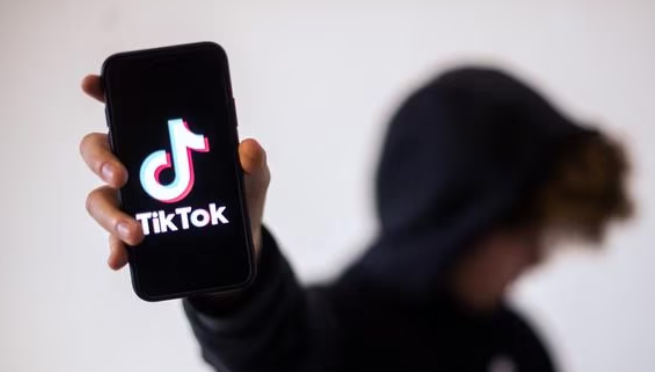 TikTok establecerá límite de tiempo a los menores de 18 años: solo podrán usarlo una hora al día | VIDEO