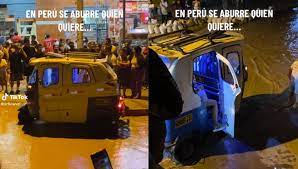 Mototaxista cobra un sol para cruzar calle inundada y hace