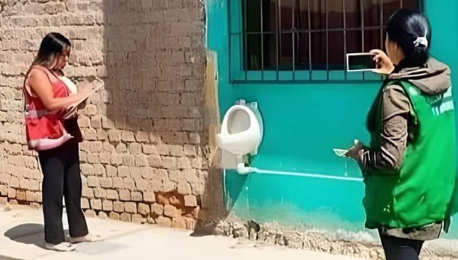 Peruano instala urinario en la calle para que no orinen frente a su casa y asombra a miles
