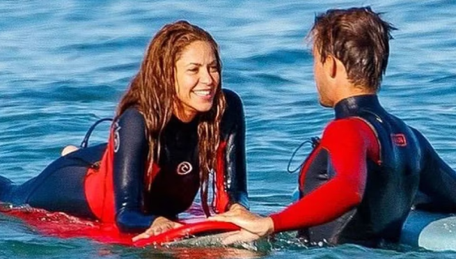 Shakira sufre aparatosa caída surfeando, pero es salvada por su instructor