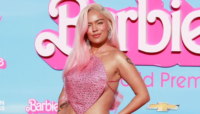 Karol G deslumbra con infartante vestido en la premiere de Barbie