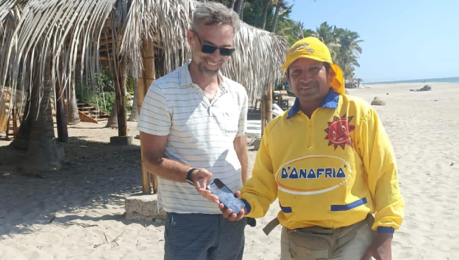 Heladero encuentra celular de turista en Máncora y hace lo imposible para devolvérselo
