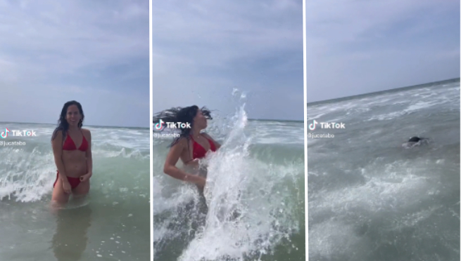 Joven intenta tomarse una foto en la playa, pero termina revolcada por una fuerte ola | VIDEO