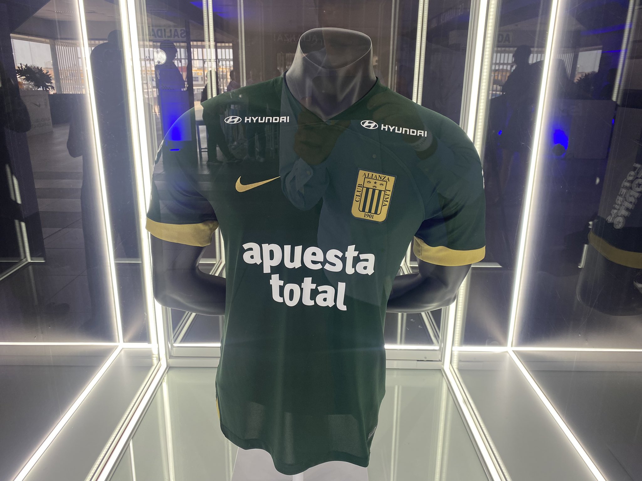 ¡Es verde! Alianza Lima presentó su camiseta alterna para la temporada