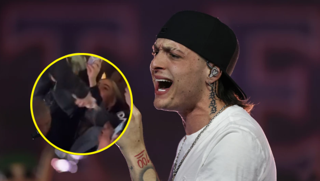Peso Pluma es criticado por arrojar agua en el rostro de un fanático en pleno concierto