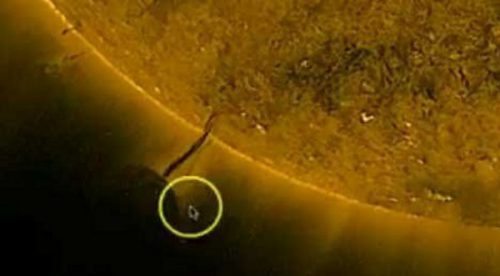 ¿OVNI? Captan misterioso objeto al lado del sol