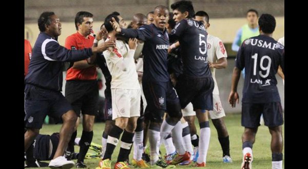 Jugadores de la ‘U’ y San Martín se pelearon en pleno partido