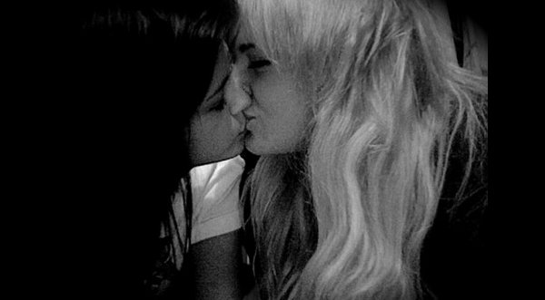 Selena Gomez desata polémica por beso a Ashley Benson