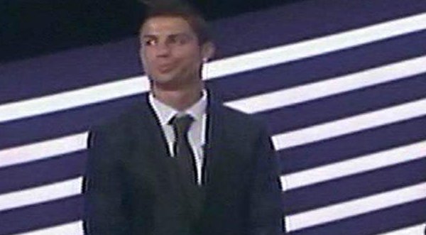 Video: Mira las muecas de Cristiano Ronaldo ante la premiación a Iniesta