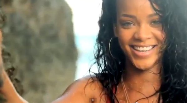 Foto: Rihanna volvió a posar en topless