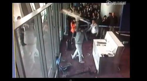 Video: Político chino arma tremendo berrinche en el aeropuerto