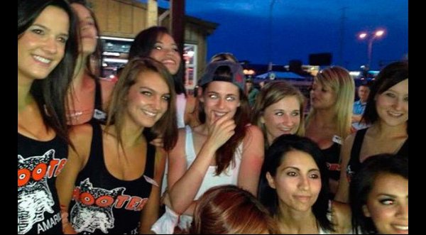 Kristen Stewart posó junto a las chicas Hooters