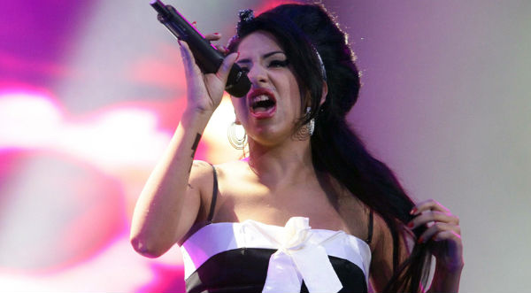 VIDEO: AMY WINEHOUSE DE YO SOY CAUTIVA EL ESCENARIO