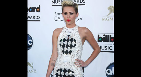 Miley Cyrus publica controversial fotografía de su infancia- FOTO