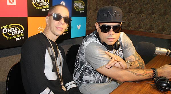 ¡Baby Rasta y Gringo cantanto en vivo para Radio Onda Cero!