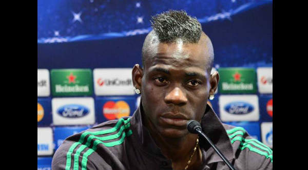 Mario Balotelli responde a detractores muy a su estilo