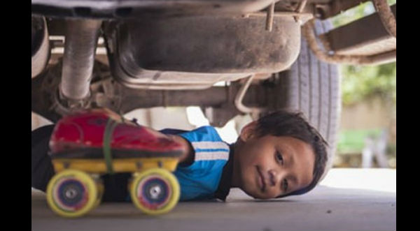 ¡Increíble! Un niño de 6 años patina por debajo de 39 autos – VIDEO
