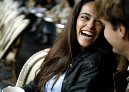 ¿Sabes cómo se ríe una chica con su novio y cómo se ríe con sus amigas? – VIDEO