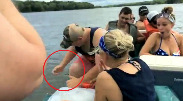 Emotiva pedida de mano en el lago termina de la peor forma