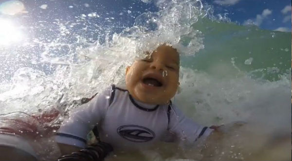 ¡Bebé surfista! Mira al pequeño de nueve meses dominar las olas – VIDEO