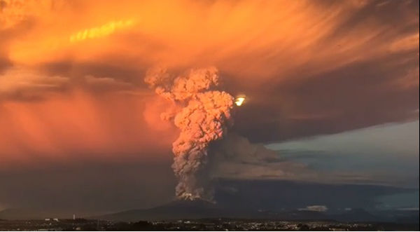 ¡Insólito! Graban a supuesto OVNI en erupción de volcán chileno – VIDEO
