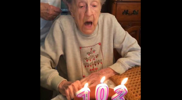 ¡Para no creer! Se le sale la dentadura al soplar las velas de su torta – VIDEO