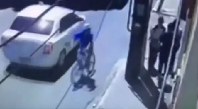 ¡Bien hecho! ¡Le robó a escolares y terminó atropellado! – VIDEO