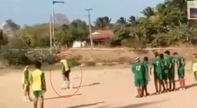 Facebook: Tiro libre estilo ‘patada de burro’ que termina en gol ya es viral – VIDEO