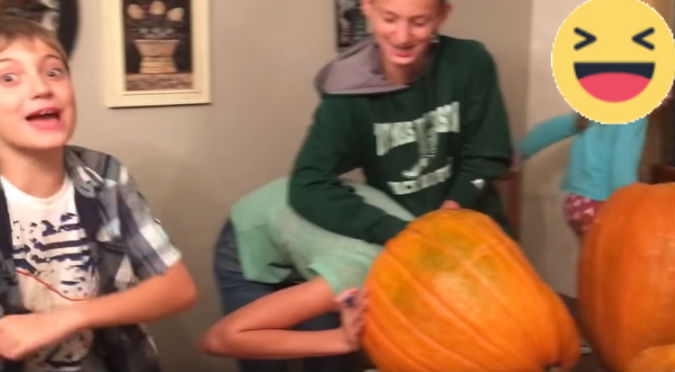 YouTube:  Se puso esta calabaza en la cabeza y que ‘linda’ quedó