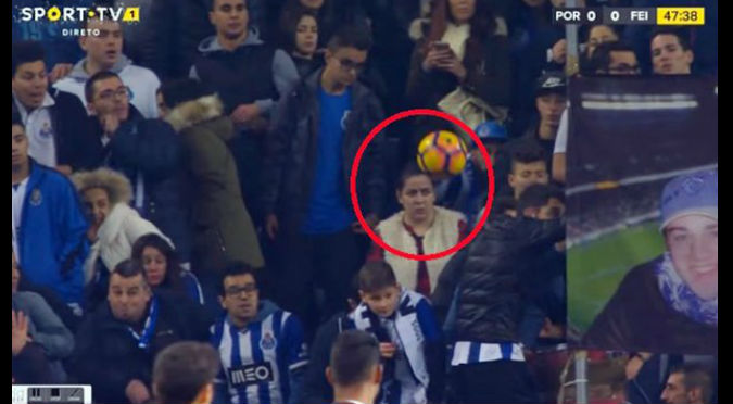 YouTube: Alentaba a su equipo y recibe tremendo ‘pelotazo’