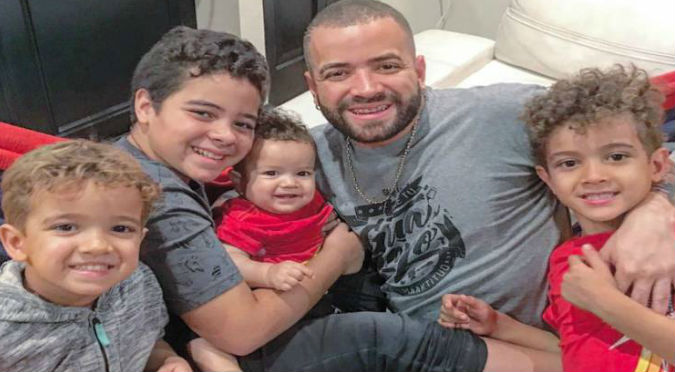 Nacho presenta nueva canción y ¡canta con sus 3 hijos! (VIDEO)