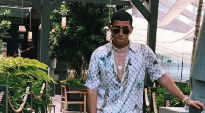 Bad Bunny luce irreconocible e improvisa estas rimas para Puerto Rico (VIDEO)