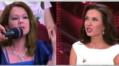 Actriz golpea en TV a invitada por criticar a su hijo con síndrome de Down