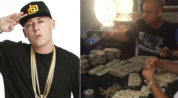 Cosculluela sorprende contando sus millones de dólares sobre una mesa (VIDEO)