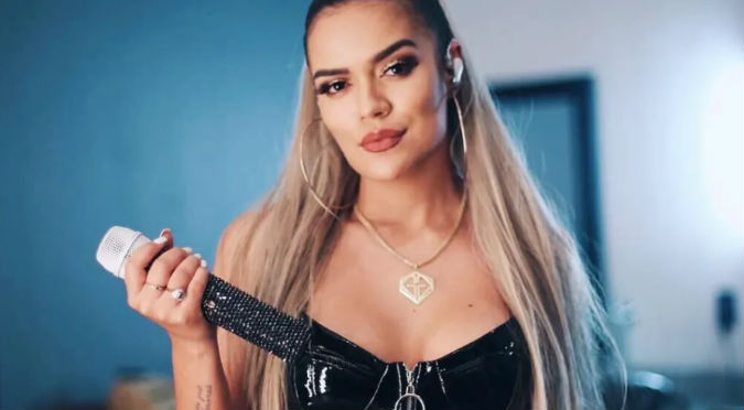 Karol G seduce a fans con provocativo traje de baño