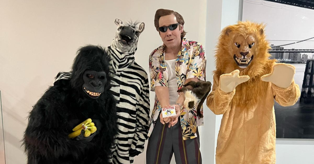 Romeo Santos sorprende en Halloween disfrazado de Ace Ventura y anuncia nuevo álbum para el 28 de noviembre el cual ya se puede pre-ordenar