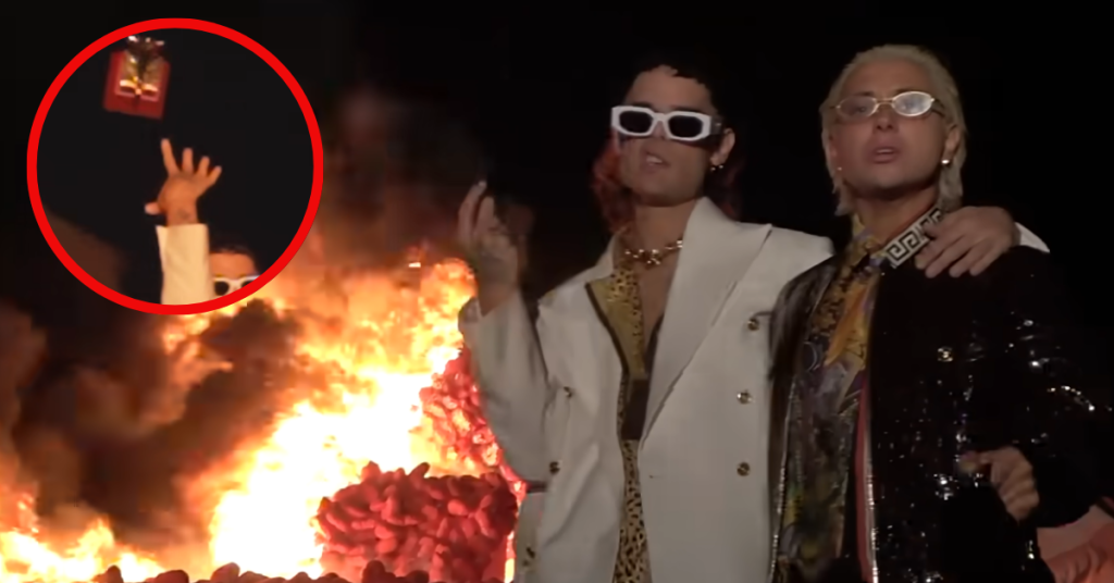 ¡Arden los Latin Grammy! Ca7riel y Paco Amoroso lanzan sus premios al fuego en impactante video de “Gimme More”