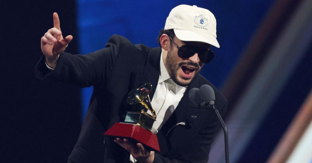¡Bad Bunny lo logra de nuevo! Se lleva el Latin Grammy por su álbum “Debí tirar más fotos”